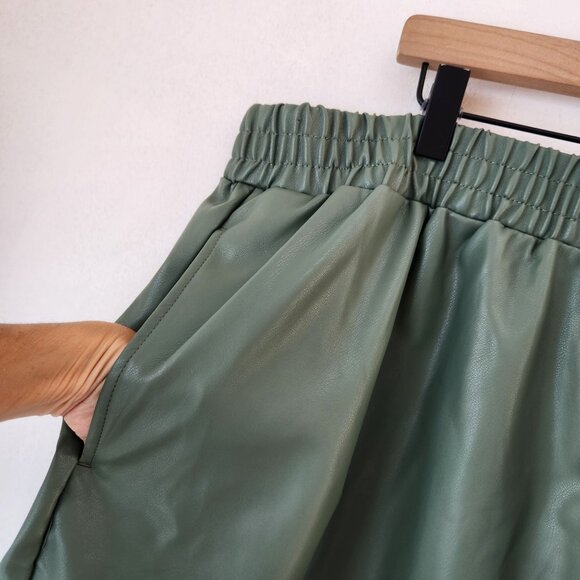 NWT Fabletics Vegan Leather Shorts Green Elastic Pull-On Waist Women's 2X - Picture 4 of 9